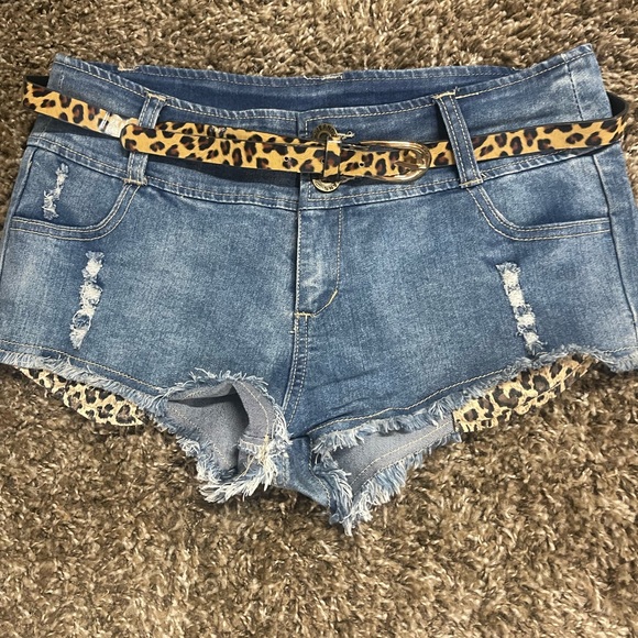 Lydia brand new shorts - Picture 2 of 3